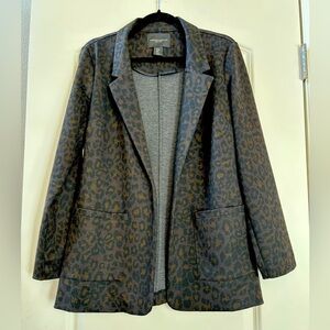Christian Siriano leopard print blazer. Stretchy! 2 pockets. Size medium.